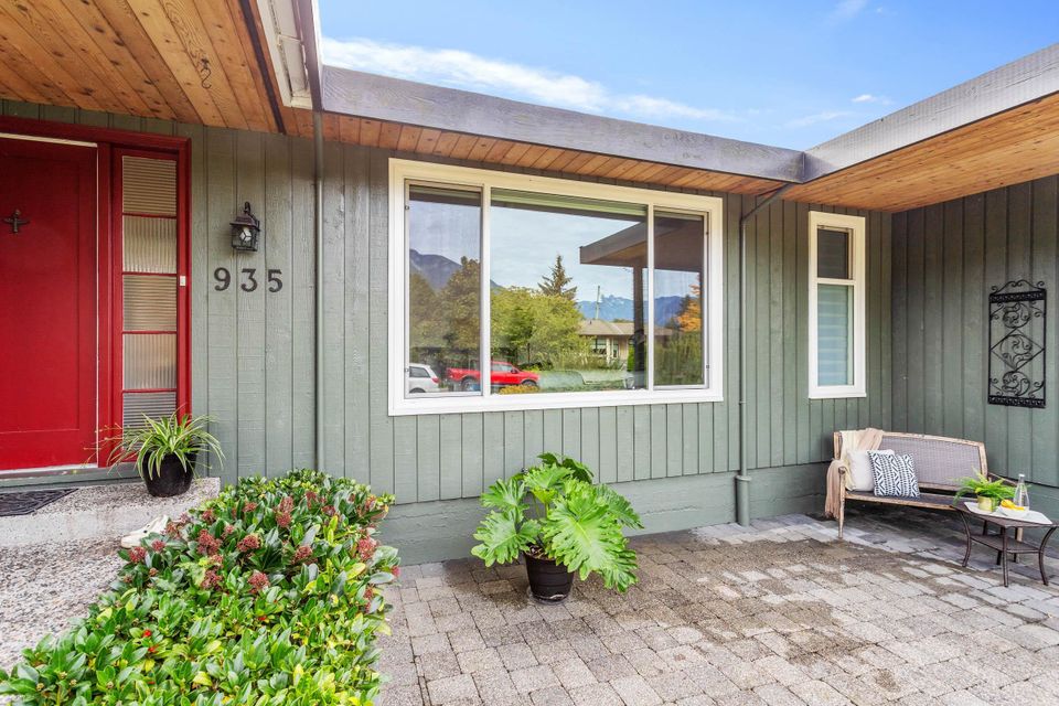 935-beaconsfield-road-forest-hills-nv-north-vancouver-02