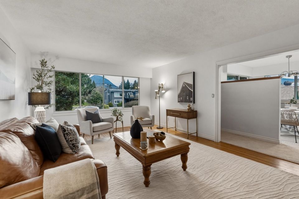 1323-e-29th-street-westlynn-north-vancouver-04