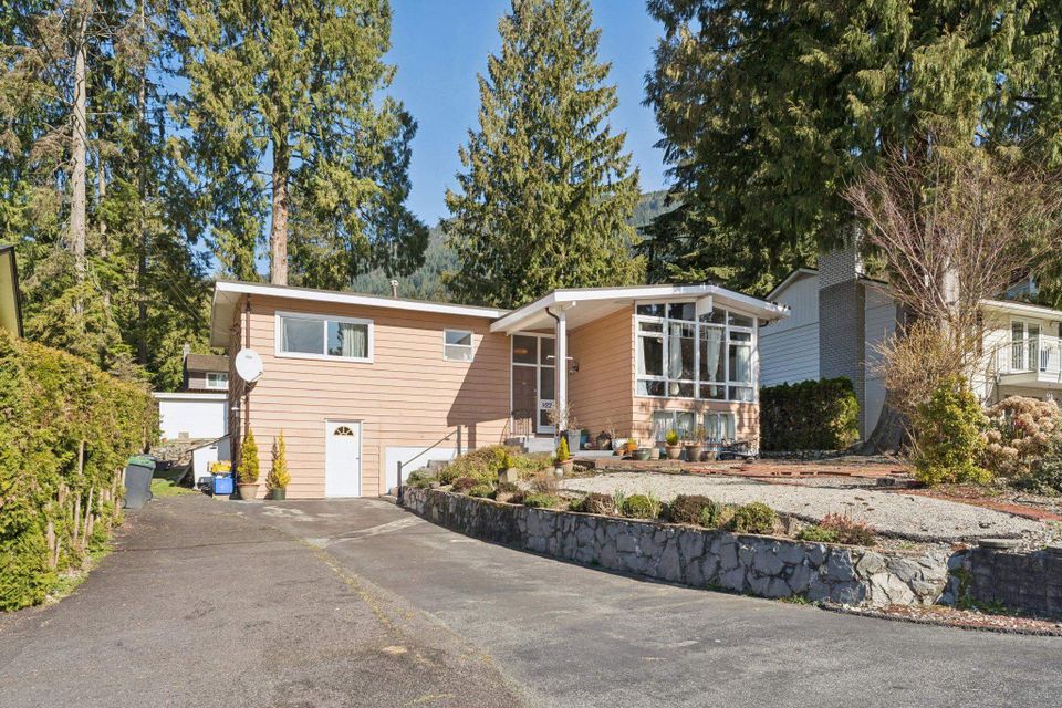 922-canyon-boulevard-canyon-heights-nv-north-vancouver-01