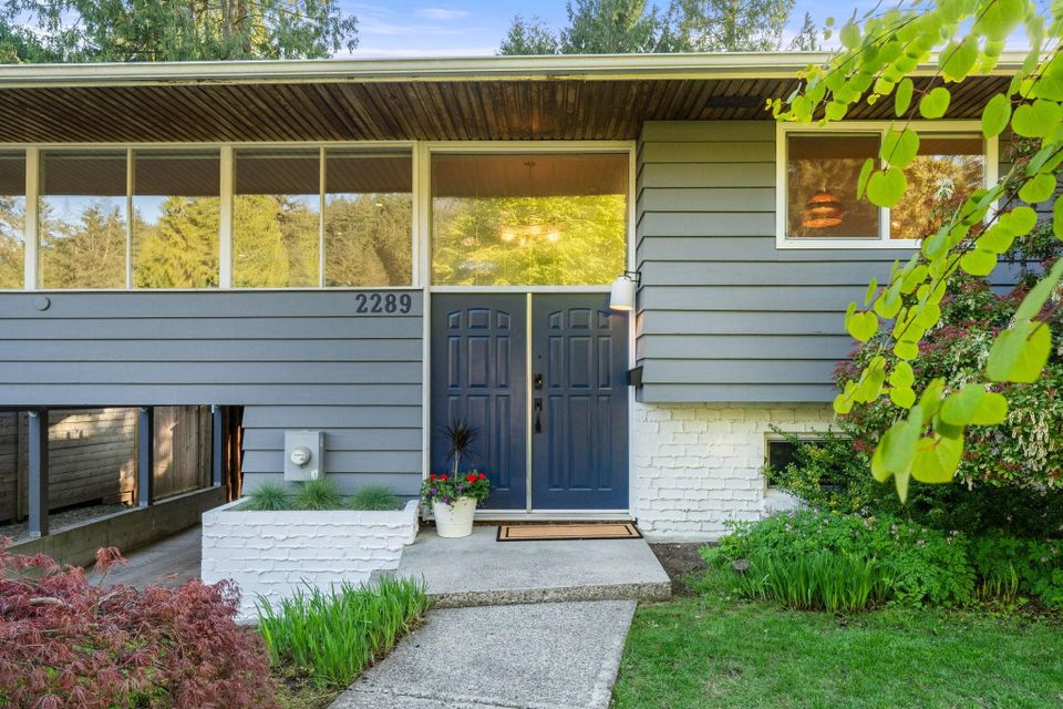 2289-whitman-avenue-blueridge-nv-north-vancouver-02