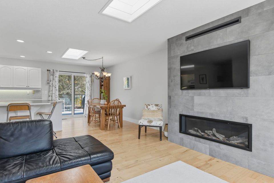 41557-rod-road-brackendale-squamish-03