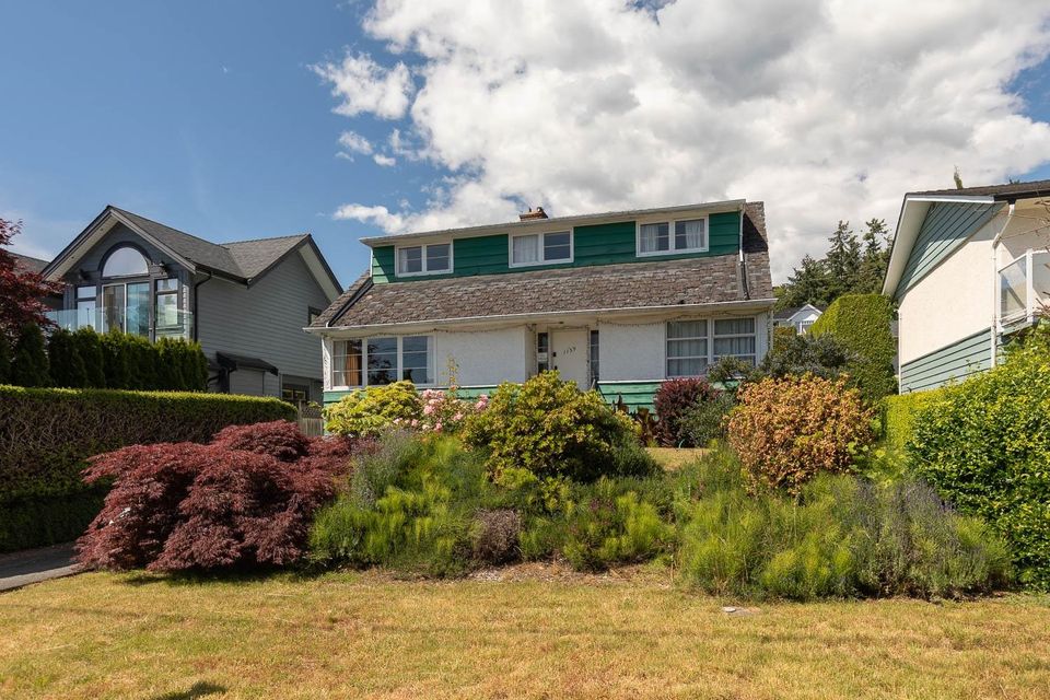 1159-kings-avenue-ambleside-west-vancouver-01