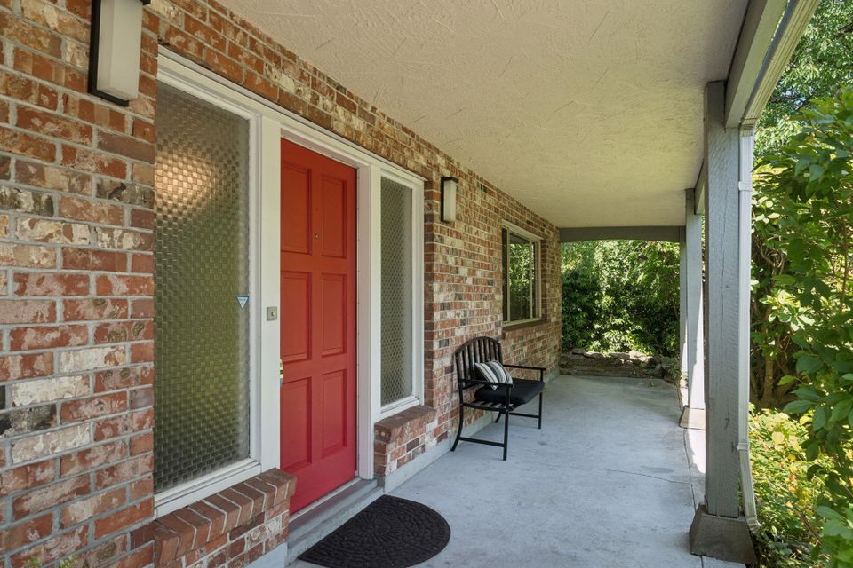 1034-heywood-street-calverhall-north-vancouver-02