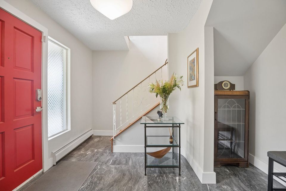 1034-heywood-street-calverhall-north-vancouver-03