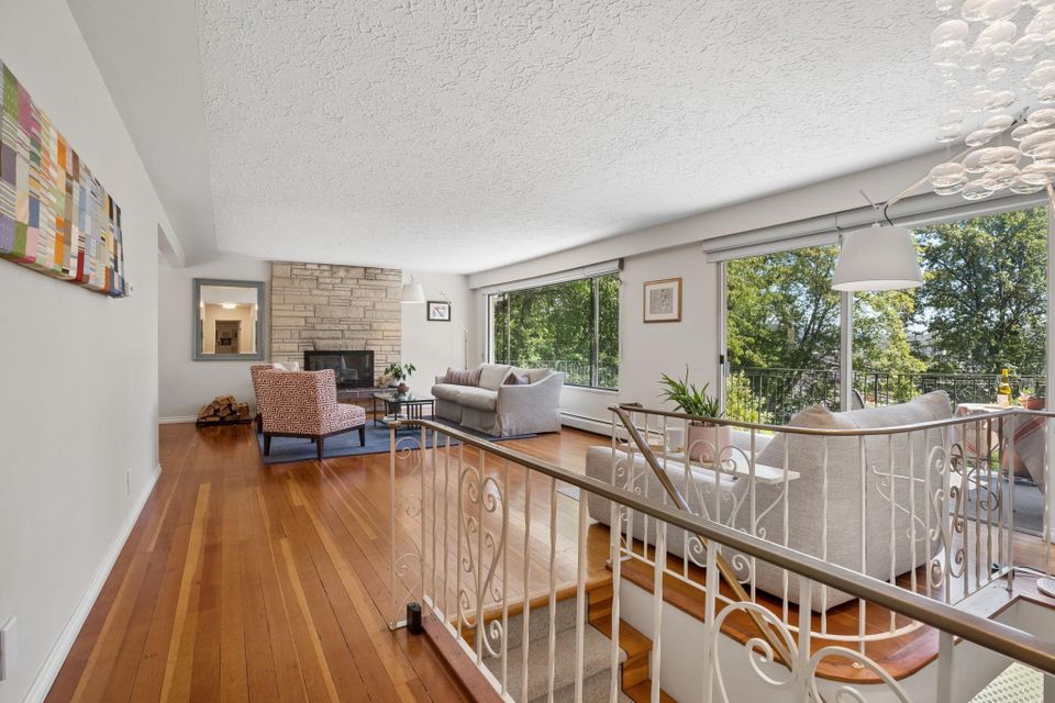 1034-heywood-street-calverhall-north-vancouver-04