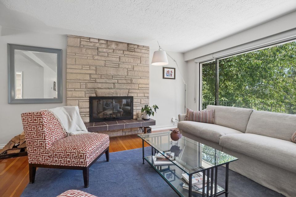 1034-heywood-street-calverhall-north-vancouver-05