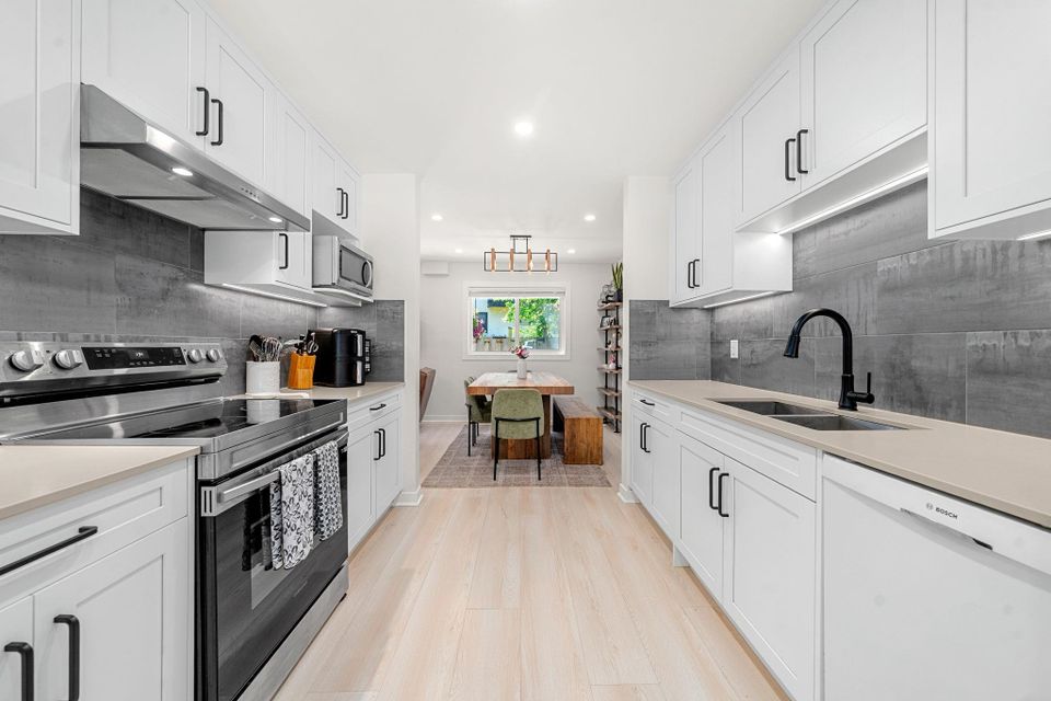 1206-premier-street-lynnmour-north-vancouver-01