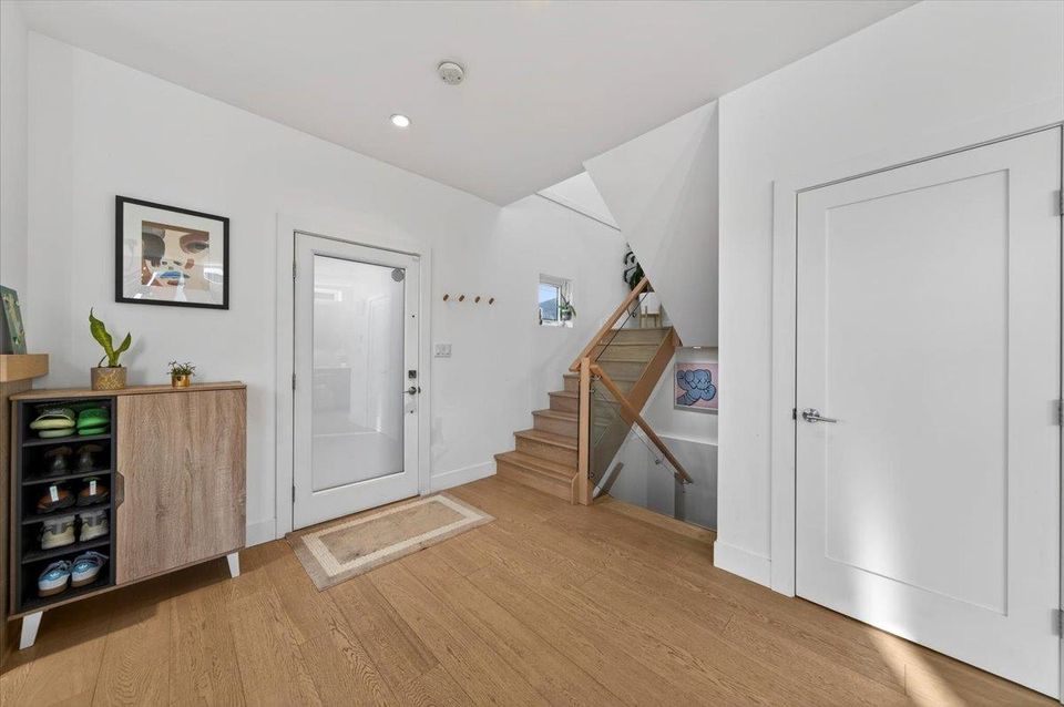 252-e-19th-street-central-lonsdale-north-vancouver-03
