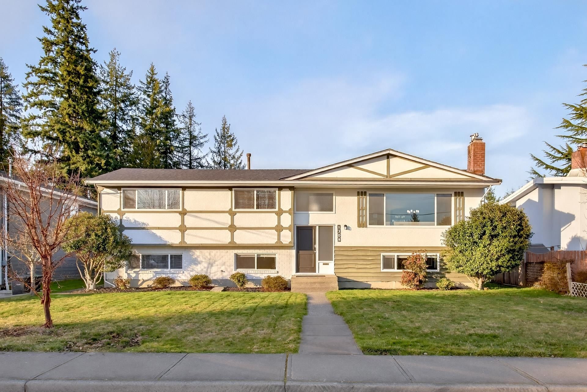 1205 Brisbane Avenue, Harbour Chines, Coquitlam 