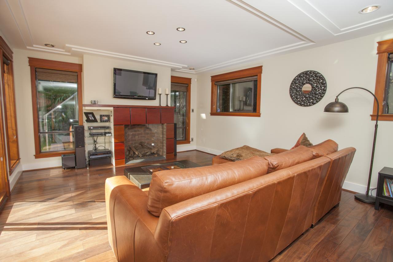 Bright Ground-level Suite Living Room
