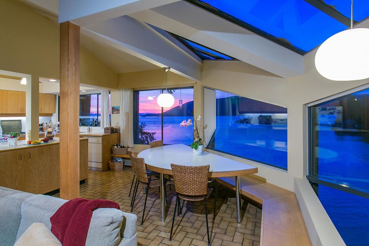 kitchen eating area