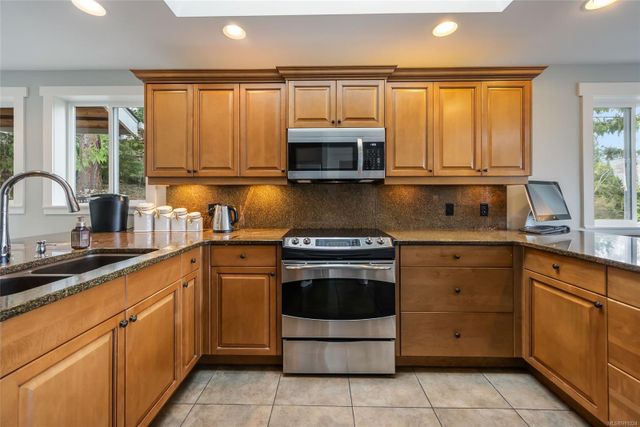 Kitchen Oven View at 1567 Haida Way, Nanoose, Parksville/Qualicum