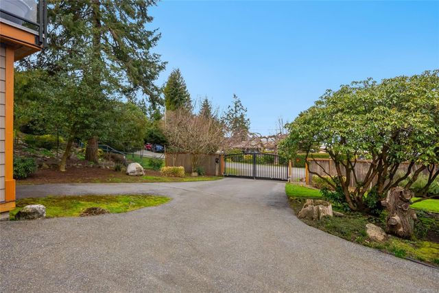 Driveway at 1567 Haida Way, Nanoose, Parksville/Qualicum