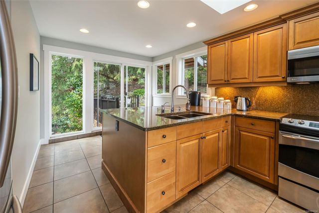 Side View Kitchen at 1567 Haida Way, Nanoose, Parksville/Qualicum