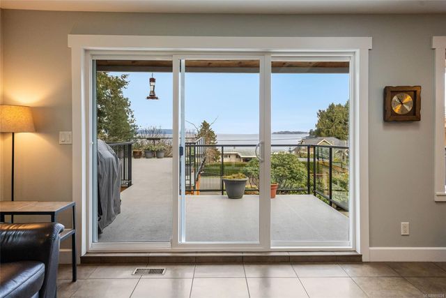 Sliding Doors at 1567 Haida Way, Nanoose, Parksville/Qualicum