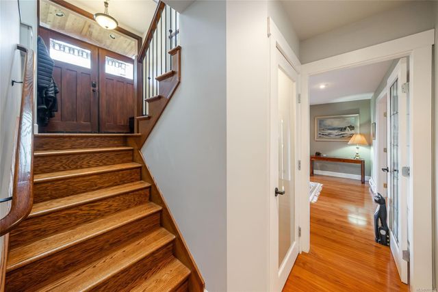 Stairs at 1567 Haida Way, Nanoose, Parksville/Qualicum