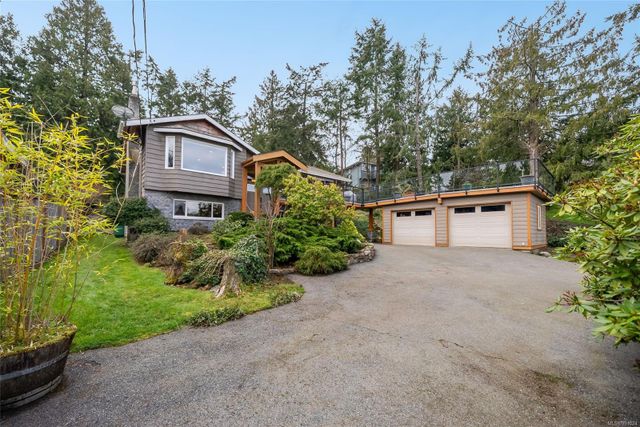 Driveway at 1567 Haida Way, Nanoose, Parksville/Qualicum