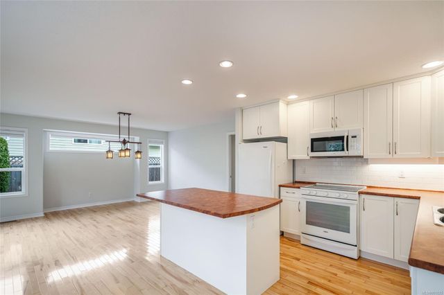 Kitchen and Breakfast Nook at 426 Willow Street, Parksville, Parksville/Qualicum