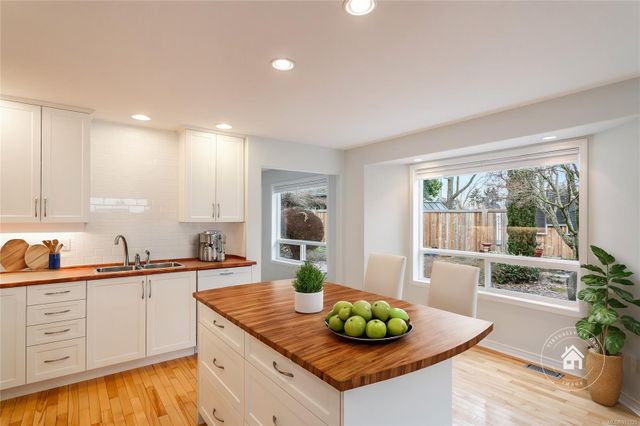 Kitchen Island at 426 Willow Street, Parksville, Parksville/Qualicum