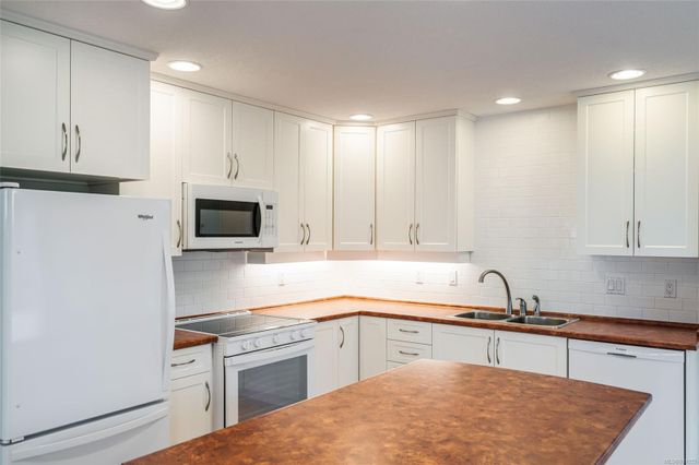 Kitchen at 426 Willow Street, Parksville, Parksville/Qualicum