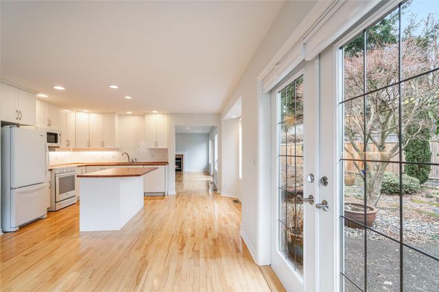 Open and Bright Windows at 426 Willow Street, Parksville, Parksville/Qualicum