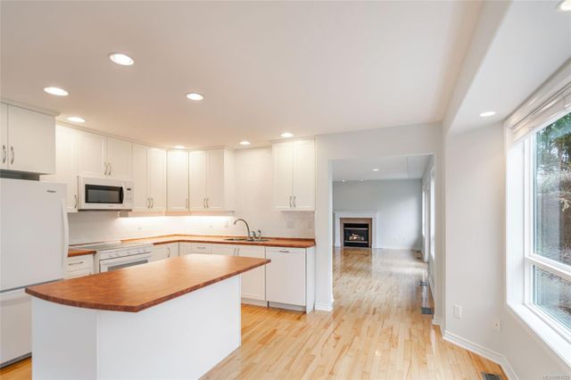 Kitchen Island View at 426 Willow Street, Parksville, Parksville/Qualicum