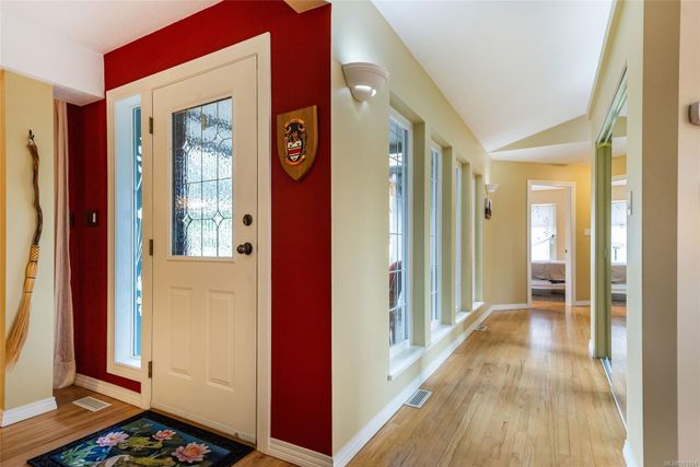 Hallway at 2345 Eaglesfield Place, Fairwinds, Parksville/Qualicum