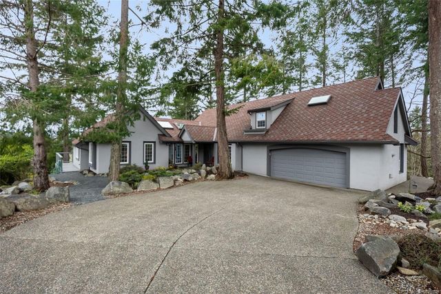 Driveway at 2345 Eaglesfield Place, Fairwinds, Parksville/Qualicum