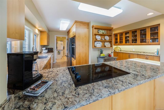 Kitchen Stovetop at 2345 Eaglesfield Place, Fairwinds, Parksville/Qualicum