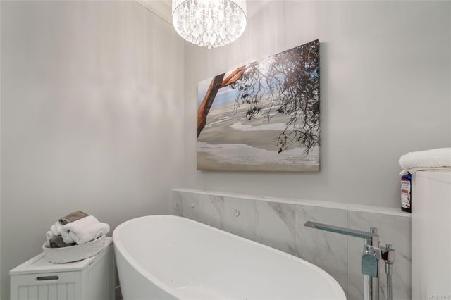 Bathtub at 3554 Goodrich Road, Fairwinds, Parksville/Qualicum Bathtub at 3554 Goodrich Road, Fairwinds, Parksville/Qualicum