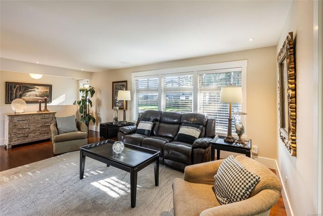 Sitting Room at 997 Dickinson Way, French Creek, Parksville/Qualicum