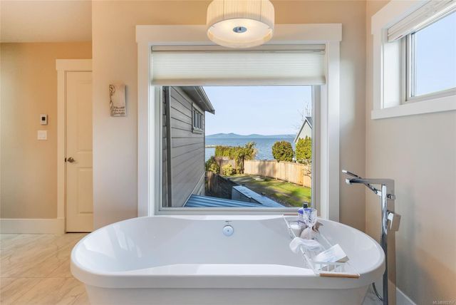Bathtub at 997 Dickinson Way, French Creek, Parksville/Qualicum