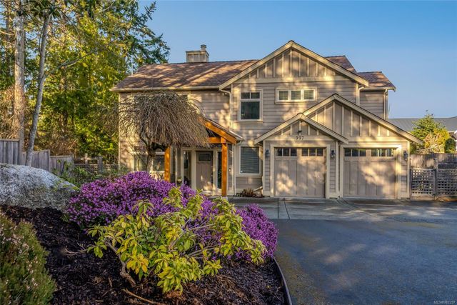 Front of House at 997 Dickinson Way, French Creek, Parksville/Qualicum