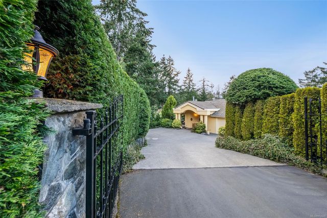 Driveway View at 3595 Elginwood Place, Fairwinds, Parksville/Qualicum