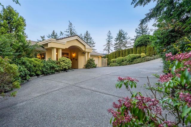 Driveway at 3595 Elginwood Place, Fairwinds, Parksville/Qualicum