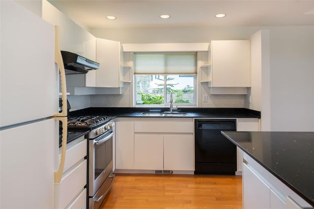 Side View of Kitchen at 21 - 529 Johnstone Road, French Creek, Parksville/Qualicum Side View of Kitchen at 21 - 529 Johnstone Road, French Creek, Parksville/Qualicum