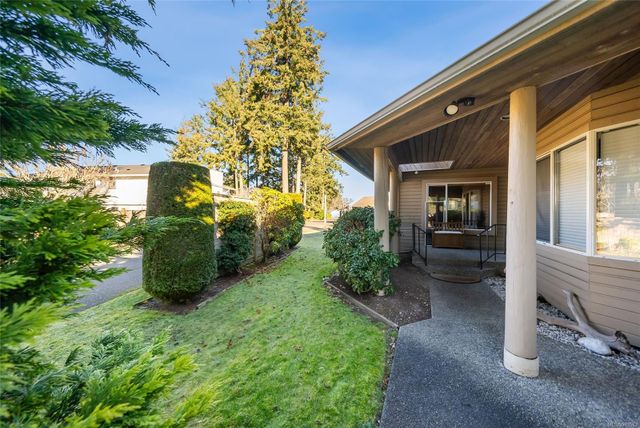 Landscaped Garden Area at 21 - 529 Johnstone Road, French Creek, Parksville/Qualicum Landscaped Garden Area at 21 - 529 Johnstone Road, French Creek, Parksville/Qualicum