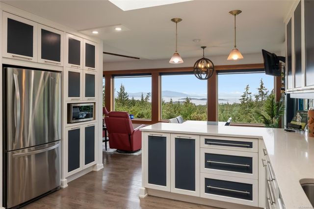 Modern Kitchen at 2311 Mate Place, Nanoose, Parksville/Qualicum Modern Kitchen at 2311 Mate Place, Nanoose, Parksville/Qualicum