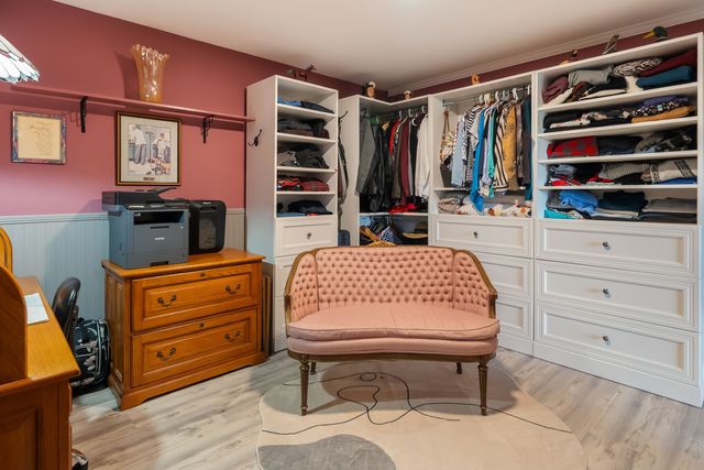 Walk in Wardrobe at 2311 Mate Place, Nanoose, Parksville/Qualicum Walk in Wardrobe at 2311 Mate Place, Nanoose, Parksville/Qualicum