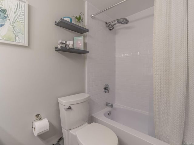 Shower and Bath at 404 - 3555 Outrigger Road, Nanoose, Parksville/Qualicum Shower and Bath at 404 - 3555 Outrigger Road, Nanoose, Parksville/Qualicum