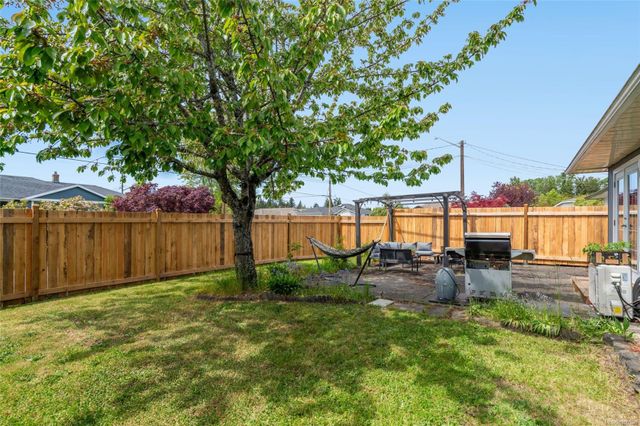 Garden at 747 Camas Way, Parksville, Parksville/Qualicum