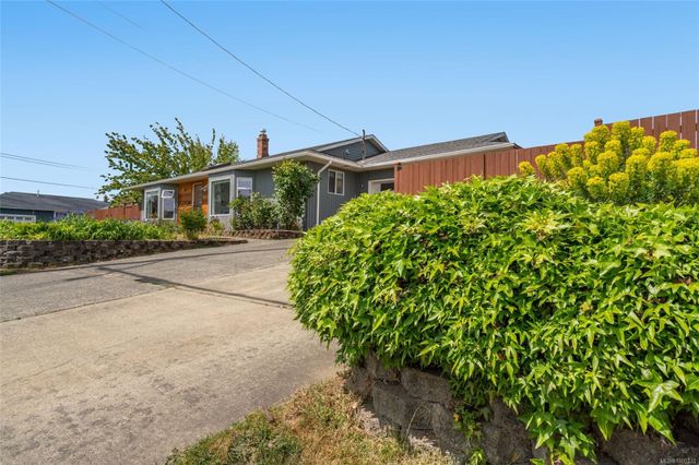 Driveway at 747 Camas Way, Parksville, Parksville/Qualicum