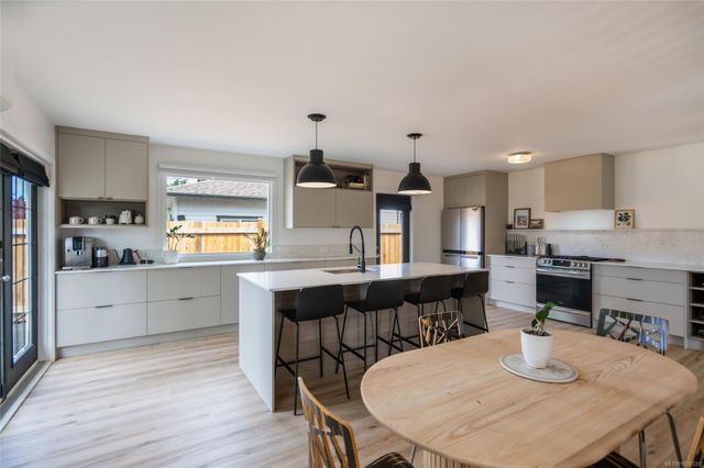 Dining Area and Kitchen at 747 Camas Way, Parksville, Parksville/Qualicum