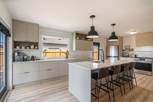 Kitchen Bench at 747 Camas Way, Parksville, Parksville/Qualicum