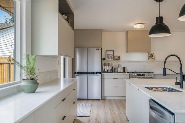 Kitchen at 747 Camas Way, Parksville, Parksville/Qualicum