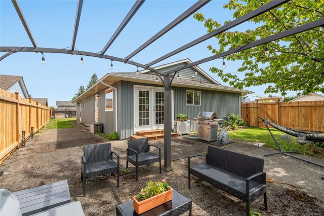 Outdoor Seating Area at 747 Camas Way, Parksville, Parksville/Qualicum
