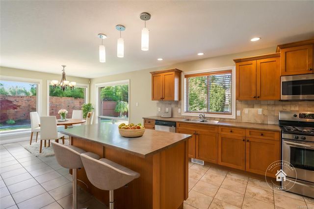 Kitchen at 978 Cantebury Place, Qualicum Beach, Parksville/Qualicum