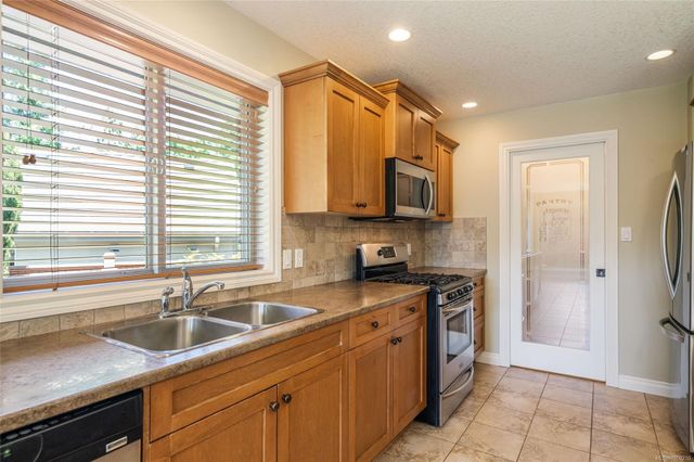 Kitchen at 978 Cantebury Place, Qualicum Beach, Parksville/Qualicum