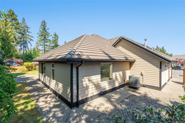 Side Exterior View at 978 Cantebury Place, Qualicum Beach, Parksville/Qualicum
