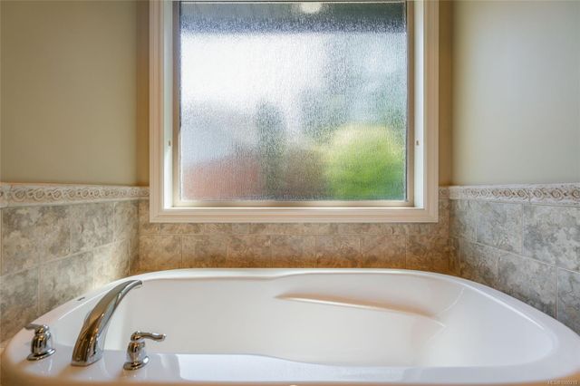 Bath at 978 Cantebury Place, Qualicum Beach, Parksville/Qualicum